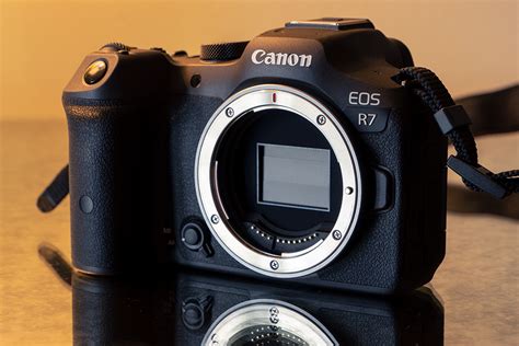 Canon EOS R7 review .